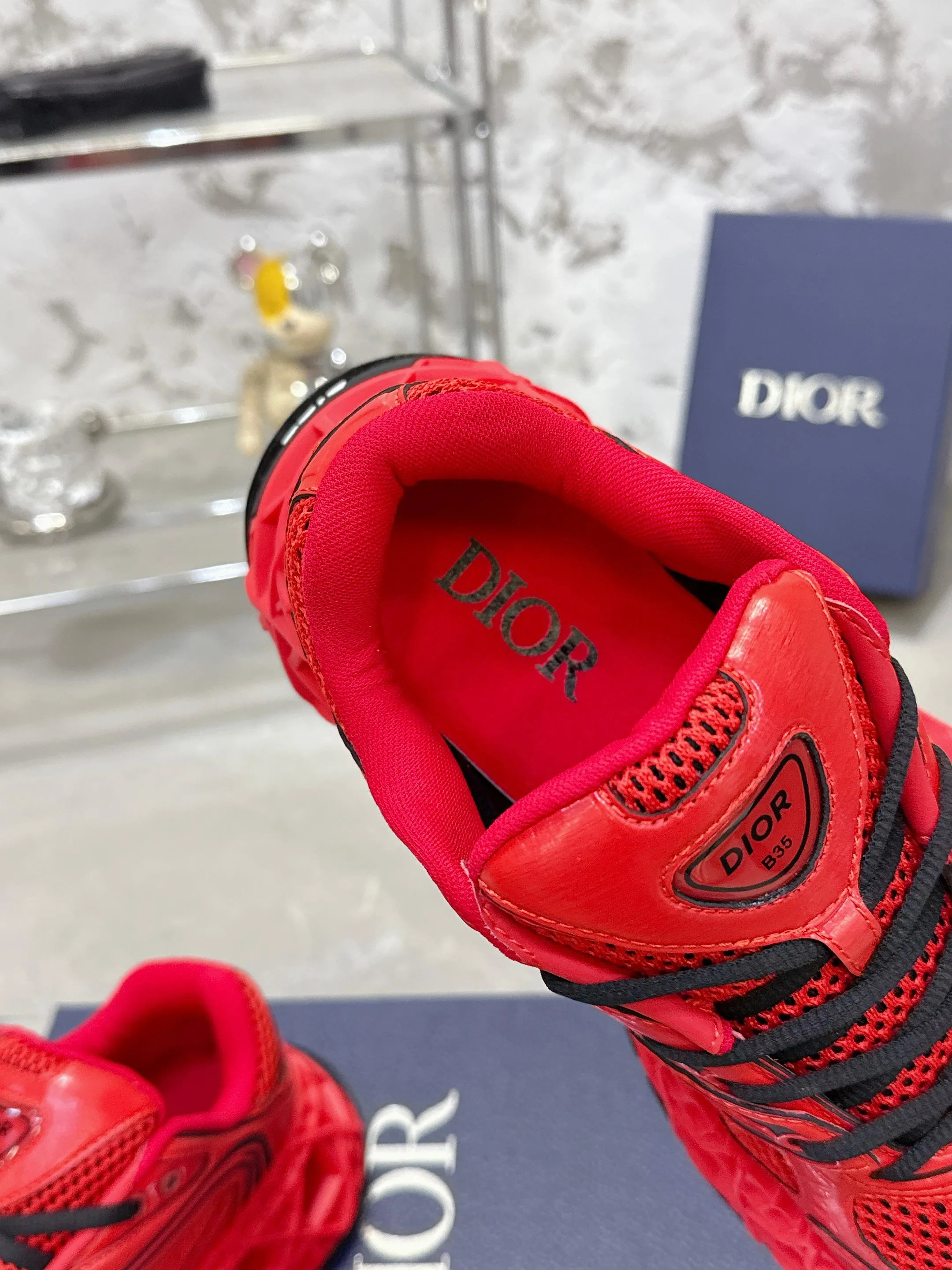 Factory price 780💰 Top version! ! ! Dior (B35) DIOR spring and summer men's wear show, the show was held at the Valle de Grasse School in Paris. Kim Jones drew inspiration from the works of South African artist Hylton Nel. The details of the shoes, clog soles and tribal elements, cleverly blended luxury craftsmanship and practicality, with fresh childishness and bright temperament, creating a new season hot spot. Dior KAWA Dior co-branded casual sports shoes reinterpret running shoes with Dior's high-end style. B35 is made of fine-textured leather and mesh fabric materials. It can be worn in all seasons, is comfortable and breathable, and has multiple lines on the shoe body to outline details. It has a full retro three-dimensional feel and can create a casual look all year round! Fabric: Cowhide/customized cloth material Lining: Imported breathable mesh Outsole: Original molded outsole Size: 39-46 (customized at 45.46)